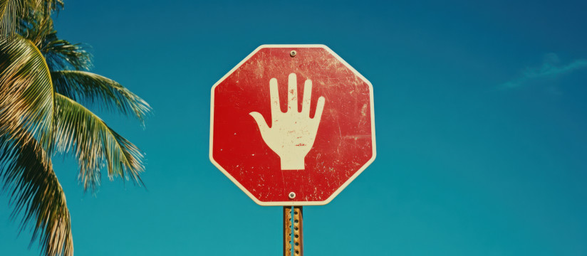 Stopschild vor blauem Himmel